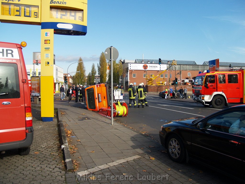 Schwerer VU Notarzt Pkw Koeln Ehrenfeld Weinsbergstr Oskar 96.JPG